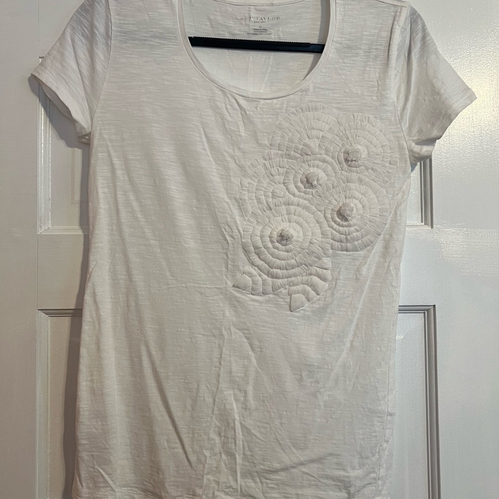 #58 ANN TAYLOR • WHITE TEXTURED DESIGNED TOP